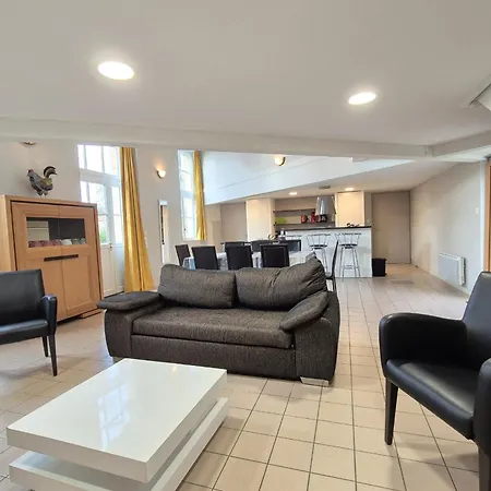 Spacious Duplex House In * Grosbreuil