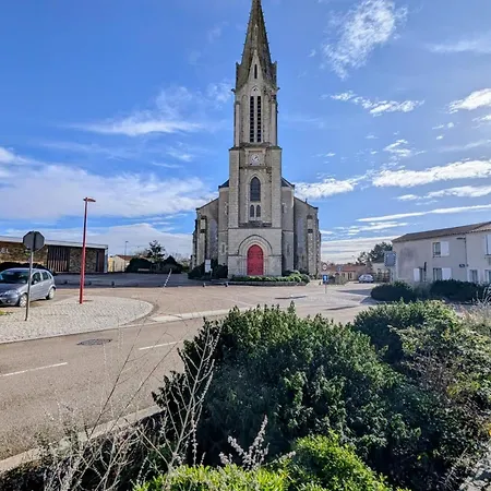 Dom wakacyjny Spacious Duplex House In Grosbreuil